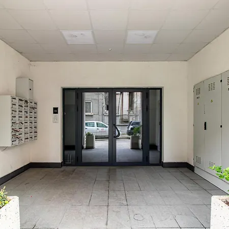 Apartment & Explore -