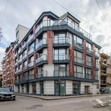 Apartment & Explore -